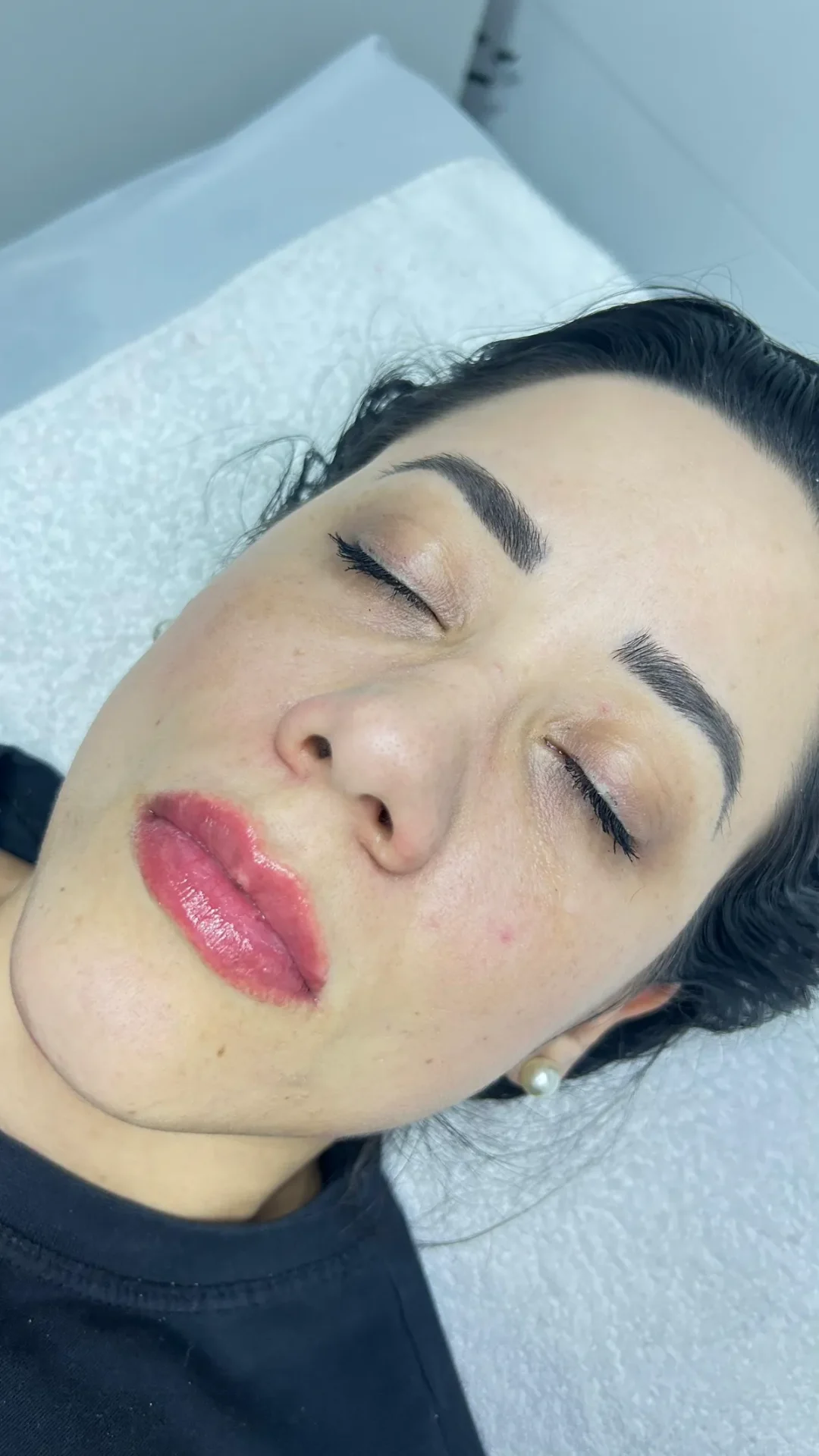 Depois — lábios com contorno e cor após Micropigmentação Labial